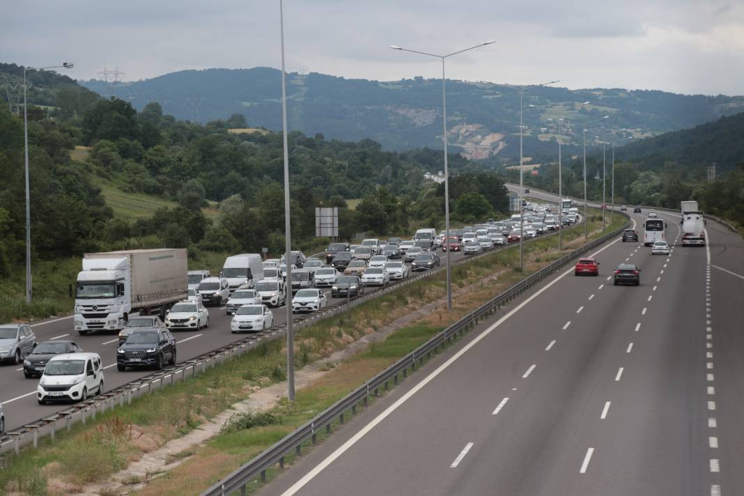 Bolu geçişi resmen kilit! Tatilciler yola çıktı. Her geçen dakika artıyor - Resim: 14